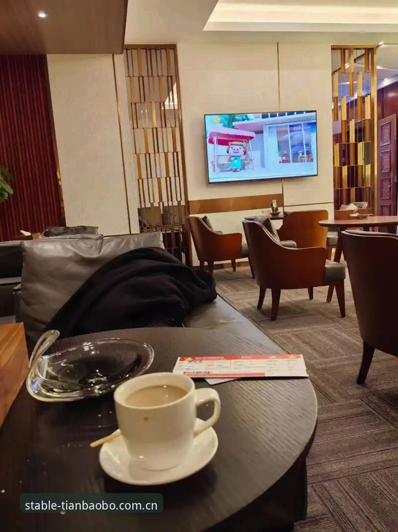 下午三点半，我在国贸那边的咖啡厅等客户，隔壁桌一哥们儿手机屏幕都快怼到脸上了，嘴里还念叨着“这球到底进没进”。我瞄了一眼，好家伙，曼联那场补时阶段的角球，他看的直播画面比我在电视上看的还快了两三秒。这事儿挺逗的，后来聊起来才知道，他用的就是天宝博体育的实时比分推送，估计是手机通知比电视转播还跟手。别笑，体育资讯这事儿，有时候差的就是那么一两秒的反应，错过了那个瞬间，你跟朋友聊起来都矮半截。今天不扯那些虚的，就聊聊怎么把这玩意儿用顺溜了，给咱们国内这些看球的朋友一个稳定的入口。